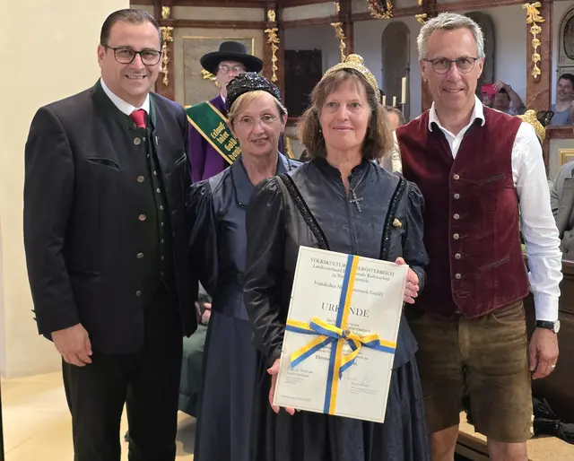 Ehrenzeichen in Gold: Hildegard Wiesenhofer (2.v.r.) mit Harald Froschauer, Daniela Heinzl und Nationalratsabgeordnetem Georg Strasser
 | Foto: Franz Wiesenhofer