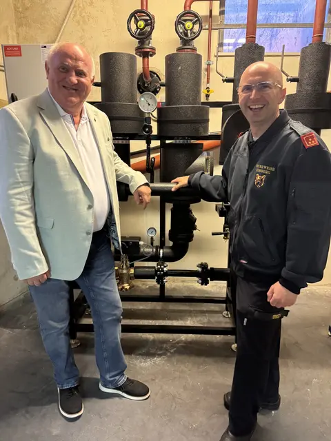 Bürgermeister Ernst Wendl und Feuerwehrkommandant Wolfgang Ernst in der neuen Fernwärmeübergabestation der Feuerwehr Himberg. | Foto: Marktgemeinde Himberg