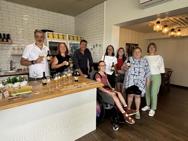 "Wagna - unsa Bier": Bierbrauer Richard Lipp mit Gattin Christine, Bürgermeister Peter Stradner sowie Klientinnen und Klienten der Lebenshilfe mit Alexandra Sternad bei der Bierpräsentation. | Foto: MeinBezirk/Waltraud Fischer