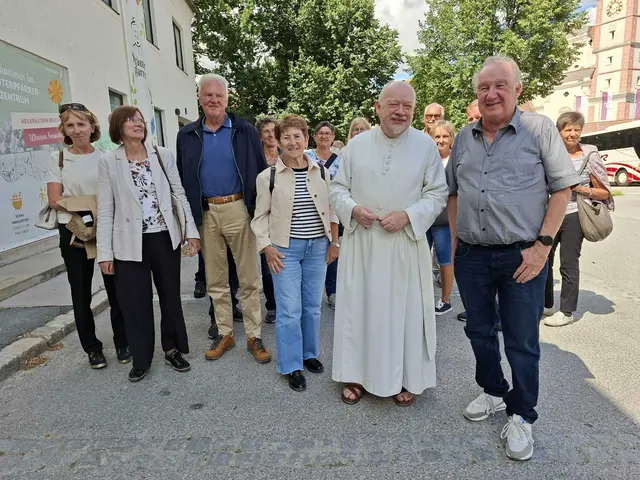 Kräuterpfarrer Benedikt führt die Schremser Gruppe zum Kräutergarten | Foto: NÖ Senioren OG Schrems
