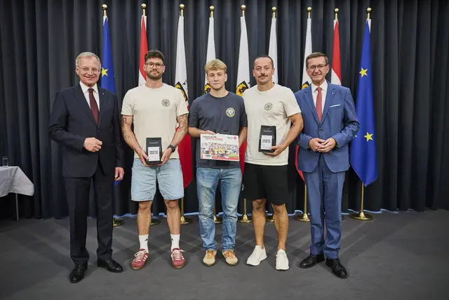 Landeshauptmann Thomas Stelzer und Wirtschafts- und Sport-Landesrat Markus Achleitner gratulieren der Union Tigers Vöcklabruck.
 | Foto: Peter Mayr/Land OÖ