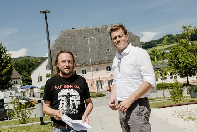 Umwelt- und Klima-Landesrat Stefan Kaineder beim Lokalaugenschein mit dem Ottnanger Bürgermeister Peter Helml.
 | Foto: Werner Dedl/Land OÖ