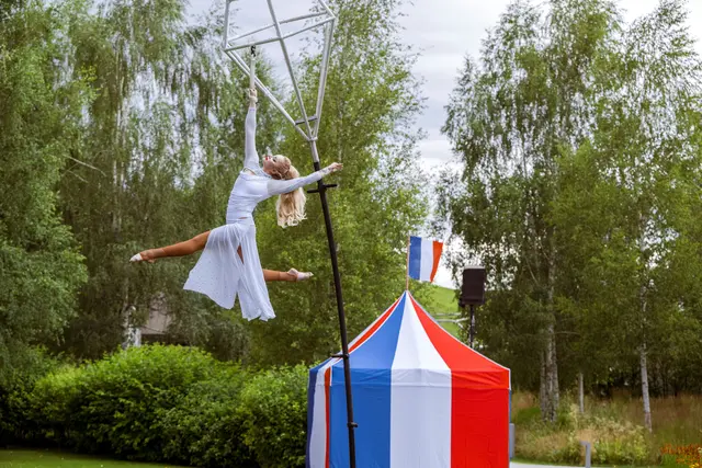 Hoch über dem Publikum präsentiert Svetlana Wottschel Luftakrobatik am schwankenden Mast.

 | Foto: Swarovski Kristallwelten / Gerhard Berger