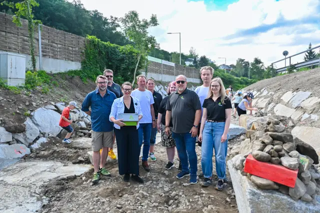 Stadträtin Eva Schobesberger (3. von links) und Georgios Kyriazis (links, Bereichsleiter Wasserbau) mit WLV-Gebietsbauleiter Harald Gruber (4. von links), Sektionsleiter Christian Pürstinger (3. von rechts) und dem Team der WLV.  | Foto: Selina Damm
