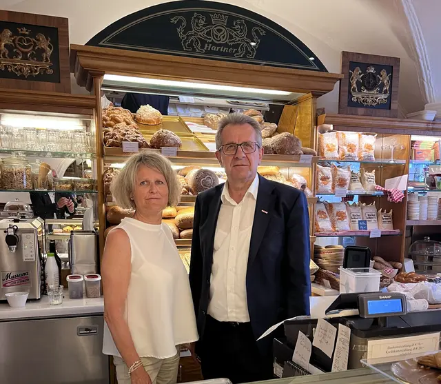 Sigrid Hartner und WK Obmann Gottfried Pilz teilen den Unmut von betroffenen Unternehmer zur aufwendigen Umsetzung der UST-Senkung bei Lebensmitteln. | Foto: WK Amstetten