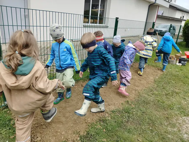Die Kleinen legten im Kindergarten in Bierbaum eine Blühwiese an.