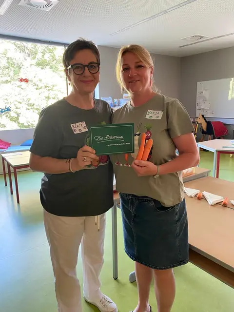Beate Rothbauer (l.) und Gemeindebäuerin Katja Breithut gestalteten den Schulaktionstag für die Volksschulgemeinde Wolfsgraben/Tullnerbach. | Foto: Die Bäuerinnen NÖ - Katja Breithut
