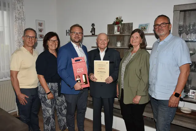 Zum 90. Geburtstag gratulierten Bürgermeister Erich Stubenvoll, Ortsvorsteher Erwin Stahl und Gemeinderat Robert Netzl dem Jubilar Michael Haunold aus Siebenhirten herzlich. | Foto: Stadtgemeinde Mistelbach
