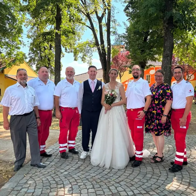Große Freude beim Roten Kreuz Mistelbach: Eine Delegation gratulierte Patricia Kälbel und Anton Kolar herzlich zur Hochzeit. | Foto: RK Mistelbach