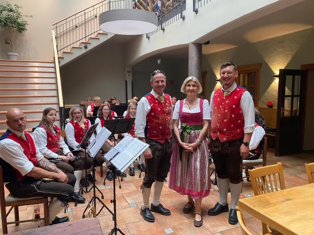 Geschäftsführerin der Lebenshilfe Kärnten Silke Ehrenbrandtner mit der Trachentkapelle St. Margarethen flankiert von Obmann Peter Rutrecht (links) und Kapellmeister Christoph Weinberger (rechts). | Foto: Privat