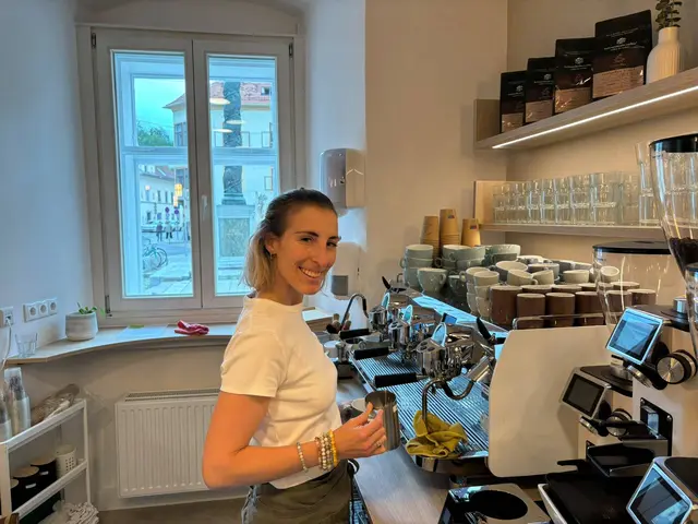 Teresa Lanzer-Robinson erfüllt sich mit der Eröffnung ihres eigenen Cafés einen Traum erfüllt.  | Foto: MeinBezirk/Markus Kropac