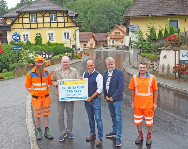Michael Rennhofer (Straßenmeisterei Gloggnitz), Bgm. Johann Döller, FPÖ-Landtagsabgeordneter Helmut Fiedler, Klaus Längauer (Leiter der NÖ Straßenbauabteilung Wr. Neustadt) und Markus Selhofer (Straßenmeisterei Gloggnitz) bei der frisch sanierten Ortsdurchfahrt. | Foto: Land NÖ, Mühlbachler