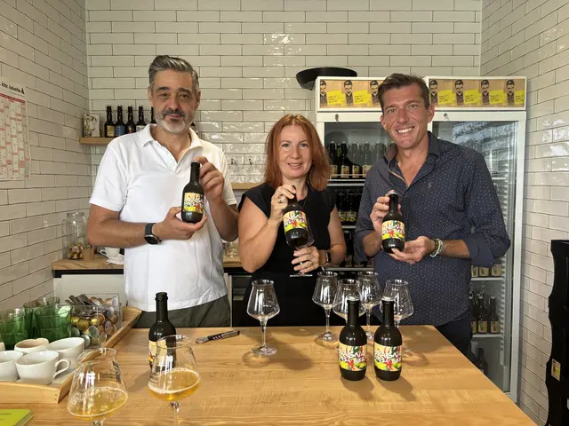 Bierbrauer Richard Lipp, Christine Lipp-Sunko und Bürgermeister Peter Stradner  | Foto: MeinBezirk/Waltraud Fischer