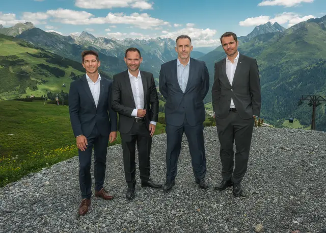 Anlagevormittag mit Ausblick in St. Anton: v. l. Christoph Nöbl (Volksbank Filialleiter), Tom Ganschow (Vertriebsdirektor Union Investment Österreich), Thomas Jökel (Portfoliomanager Aktien Europa Union Investment), Michael Jörg (Volksbank Regionalleiter Oberland) | Foto: Andreas Schalber