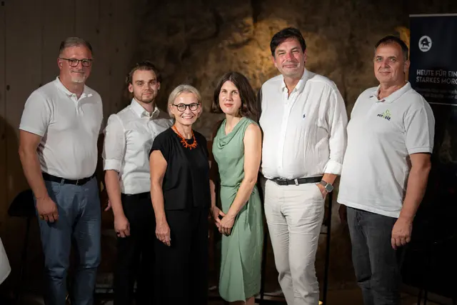 Wolfgang Grünbichler (Elotech), Haris Abazovic (Prefa), Moderatorin Karin Zeiler, Rechtsanwältin Michaela Krömer, Gastgeber Architekt Dietmar Kraus, Harald Kirchberger (Ecovolt) | Foto: David Grießler