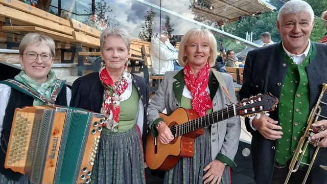 Die Stoarieser Musi sorgte für den musikalischen Empfang im Almenland. | Foto: Josef Hofmüller