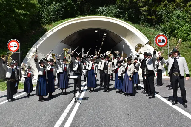 Der Brettfalltunnel ist offiziell wiedereröffnet. Die Musikantinnen und Musikanten aus Schlitters und Bruck spielten auf.  | Foto: Haun