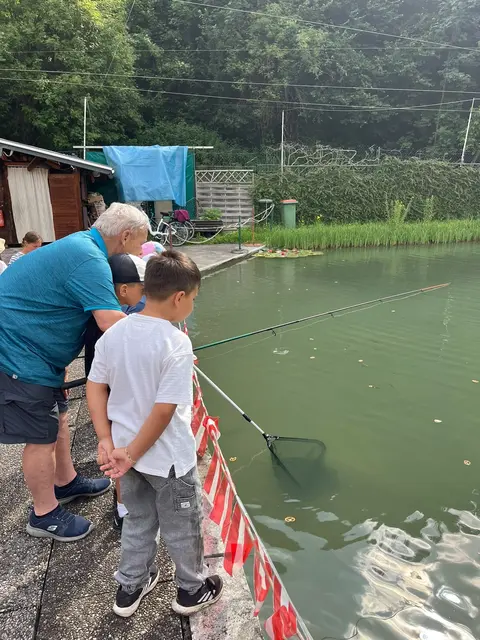 Der Fisch wird aus dem Wasser geholt. | Foto: Rudi Amtmann