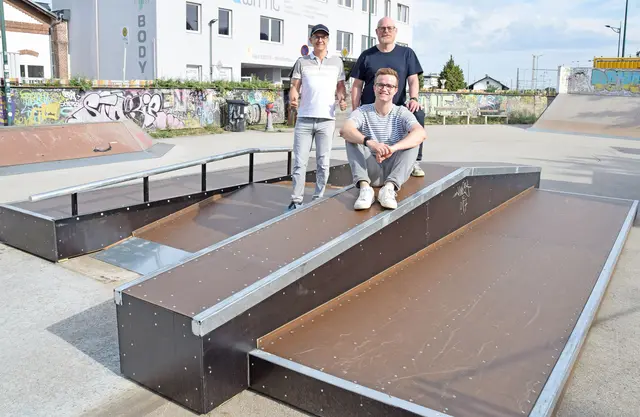 Abteilungsleiter Alexander Steppan mit den Stadträten Stephan Schimanowa und Tim Pöchhacker (vorne) beim kürzlich reparierten Element im Mödlinger Skaterpark. | Foto: Bernhard Garaus