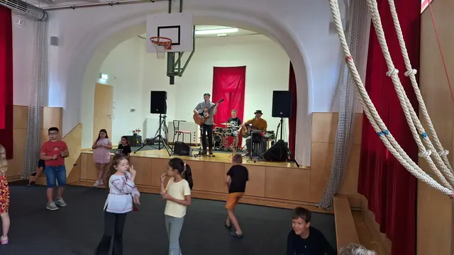 Die Live-Musik begeisterte die Kinder.  | Foto: Katrin Stiper-Mauhart