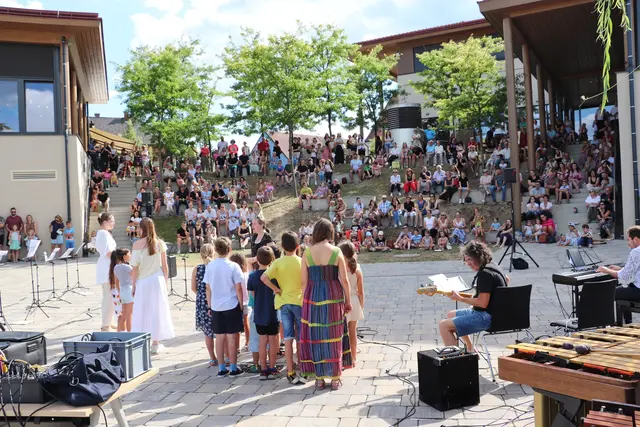 Ein begeistertes Publikum applaudierte den Musikschülern beim Open Air auf der Seebühne Kalsdorf. | Foto: Edith Ertl