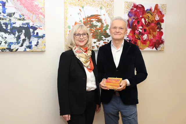 Silvia Bodi bedankt sich bei Peter Schnider für die langjährige Arbeit. | Foto: NÖ LGA
