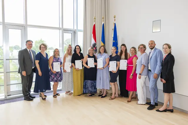 Abteilungsleiter Helmuth Sturm, Landesrätin Christiane Teschl-Hofmeister, die Absolventinnen Martina Thaller, Michaela Staudinger, Petra Pfaffel, Michaela Hammer, Nadja Gruber, Alexandra Ascher und Hanna Homolla, Kindergarteninspektorin Sabine Schragl, Fachgebietsleiterin Silvia Forstner, LPV-Obmann-Stv. Michael Filz, Abteilungsleiter-Stv. Nora Wicke (v.l.n.r.). | Foto: Nimo Zimmerhackl