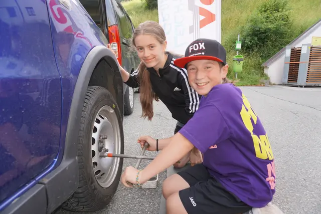 Beim Boxenstopp des MSC Wipptal: Emma Eller und Francesco Nagele | Foto: Kainz