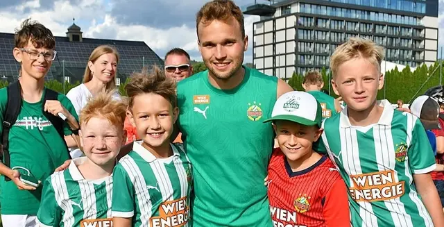 Matthias Seidl mit jungen Rapid-Fans | Foto: Erwin Pramhofer