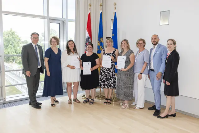 Abteilungsleiter Helmuth Sturm, Landesrätin Christiane Teschl-Hofmeister, die Absolventinnen Verena Halbmayr, Barbara Haslauer, Elisabeth Kaindl und Elisabeth Kerschner, Fachgebietsleiterin Silvia Forstner, LPV-Obmann-Stv. Michael Filz, Abteilungsleiter-Stv. Nora Wicke
 | Foto: Nimo Zimmerhackl