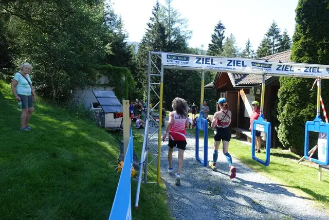 Zieleinlauf im Gleichschritt mit Anja Altenburger | Foto: Markus Müller
