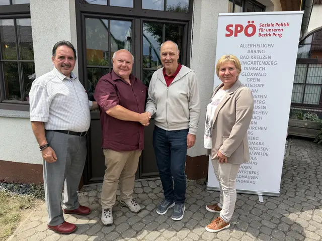Bürgermeister Heinrich Haider (2. von links) übergab den Ortsparteivorsitz an Vizebürgermeister Manfred Buchberger (3. von links) – am Bild mit SP-Bezirkschef Landtagsabgeordneter Erich Wahl und der SP-Fraktionsvorsitzenden Barbara Kurzbauer. | Foto: SPÖ