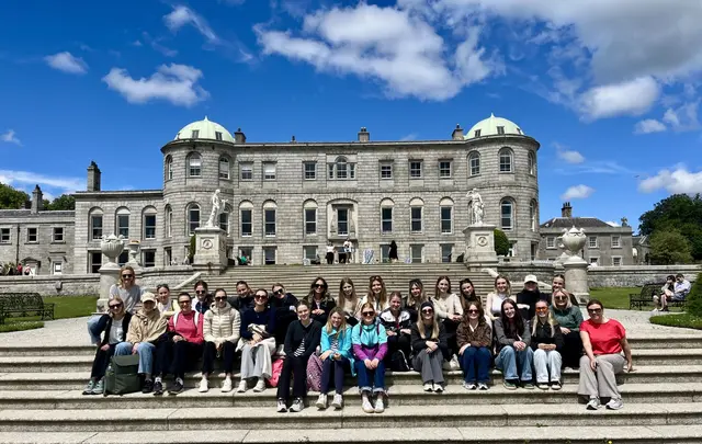 Am Vormittag besuchten die Schülerinnen eine Sprachschule in Irland.  | Foto: Elisabethinum