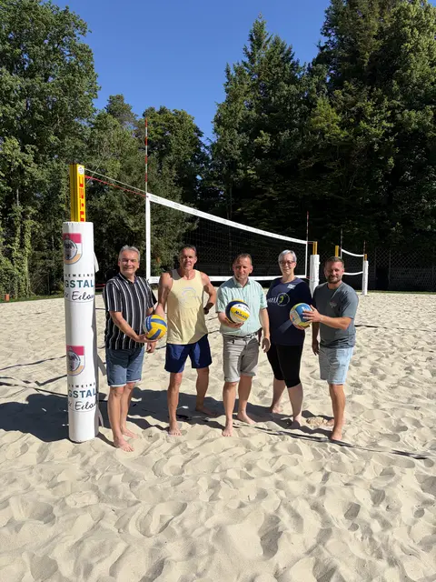 Neue Beachvolleyballplätze in Purgstall: Vizebürgermeister Erik Hofreiter, Herbert Jagesberger (ASKÖ), Bürgermeister Harald Riemer, ASKÖ Volleyball Obfrau Stellvertreterin Sandra Weissengruber und geschäftsführender Gemeinderat Thomas Pils
 | Foto: Marktgemeinde Purgstall an der Erlauf 