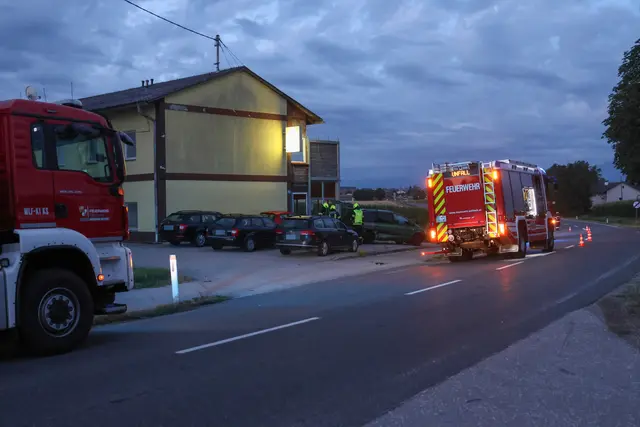 Ein Pkw kommt in Sattledt von der Straße ab und rammt ein abgestelltes Auto. | Foto: laumat.at