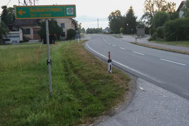 Ein Pkw kommt in Sattledt von der Straße ab und rammt ein abgestelltes Auto. | Foto: laumat.at