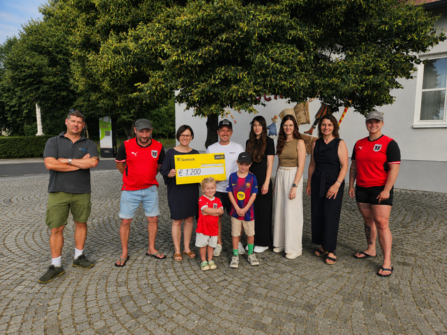 Am letzten Schultag wurde die Spendensumme von 1.200 Euro an Obmann Christoph Koller vom Verein DaHuam4Kids übergeben. | Foto: Verena Kainz