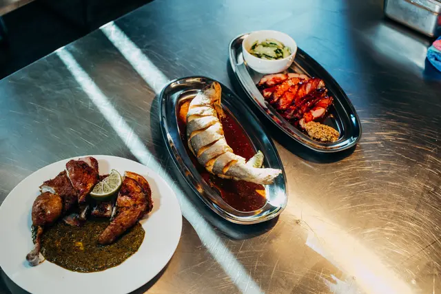 Serviert werden abends unter anderem ein ganzer frittierter Fisch. | Foto: Mila Eder