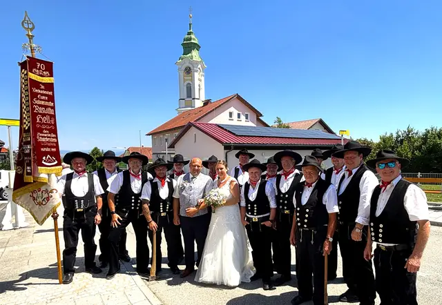 Vor dem Kirchenzug gab es mit dem Brautpaar Günter Pichler und Jasmin Jaksic (Bildmitte) noch ein Erinnerungsbild mit den legendären Schardenberger Zimmerern. | Foto: Gruber