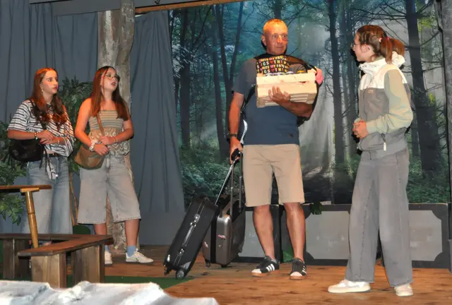 Der Vater (Meinrad Köll) möchte mit seinen drei Töchtern einen entspannten Urlaub verbringen.  | Foto: Gastl 