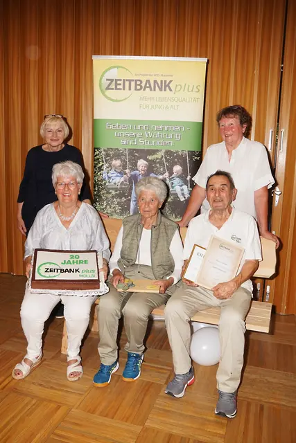 Vorne :Ingeborg Weißenböck, Hilde Gruber, Alexius Gruber (v.li.). Hinten: Karin Strasser, Maria Popp-Hilger (v.li.)
 | Foto: Zeitbank