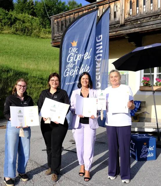 Stolz werden die Auszeichnungen gezeigt.
Julia Widauer, Nicola Woisetschläger, Christine Scharfetter, Margit Ottino. | Foto: Hochkönig Tourismus