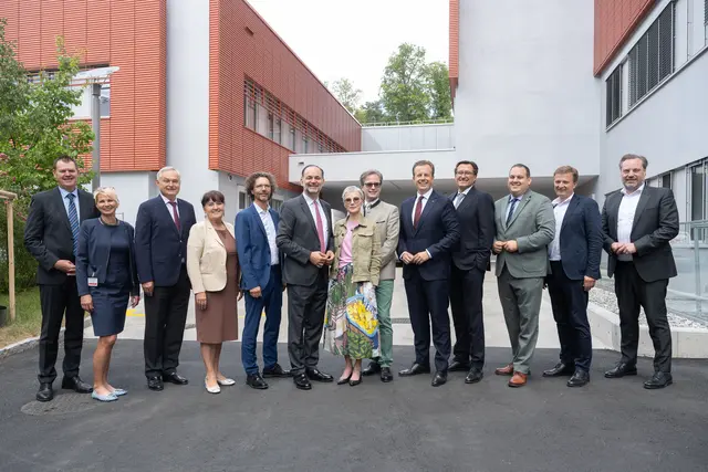 Zur Eröffnung fanden sich zahlreiche Ehrengäste ein: KAGes-Finanzvorstand Ulf Drabek, Pflegedirektorin Gabriele Möstl, KAGes-Vorstandsvorsitzender Gerhard Stark, Landeshauptmann-Stv. Manuela Khom, Klinischer Abteilungsleiter Hannes Deutschmann, Klinikvorstand Michael Fuchsjäger, Rektorin Andrea Kurz, Roland Suchanek, Landesrat Karlheinz Kornhäusl, Ärztlicher Direktor Wolfgang Köle, Klubobmann-Stellvertreter Philipp Könighofer, Betriebsdirektor Bernd Leinich, Klinischer Abteilungsleiter Jan Bucerius (v. l.) | Foto: LKH-Univ. Klinikum Graz/L. Schaffelhofer