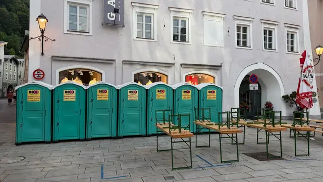 Sieben Toiletten-Boxen verstellten die Auslagen von Mode Ganzer. | Foto: Ganzer