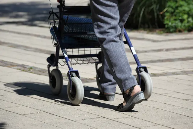 Beim Rückwärtsausparken touchierte ein Fahrzeug den Rollator der Fußgängerin. (Symbolbild) | Foto: Pixabay/filmbetrachterin