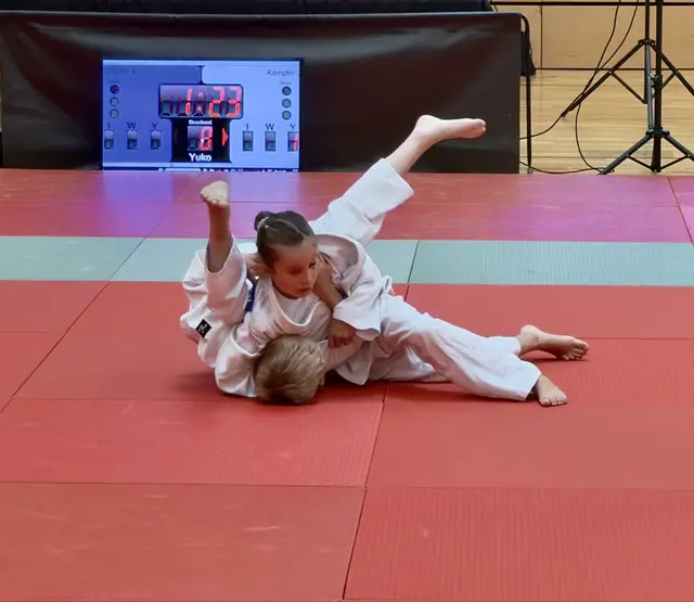 Fenja Konzmann hält Kesa-gatame.
 | Foto: Judo Team Wängle 