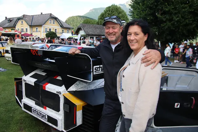 Manfred Schlögel mit Gattin Gabi vor seinem Eigenbau.