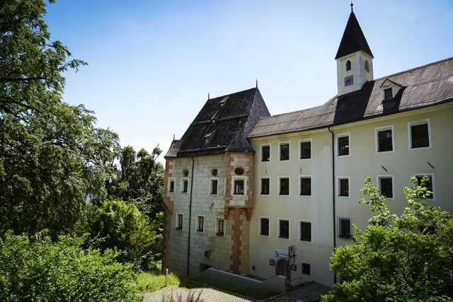 Nach einer vierjährigen Sanierung kann die Weiherburg wieder bewirtschaftet werden. | Foto: Alpenzoo