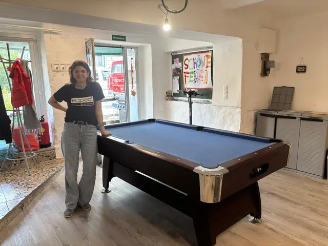 Sonja Müller spielt im Jugendtreff in Purkersdorf gerne Billard und unterhält sich dort mit ihren Freundinnen und Freunden. | Foto: Bernd Dorner