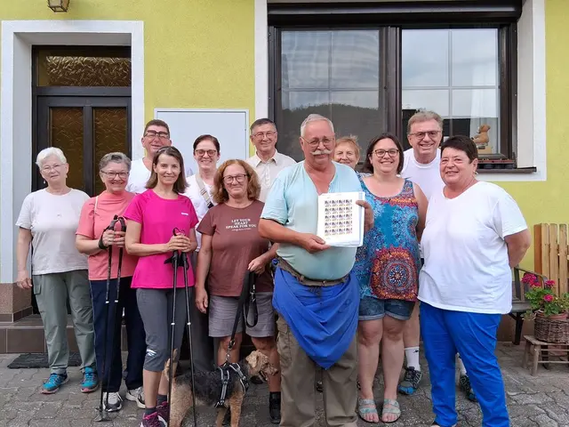 Eine lustige Geburtstagsrunde: Anna Wukowitsch, Margarete Sachs, Gerhard Wildzeiss, Esther Jordanich, Karla Schöll, Rita Schwarz, Erich Schock, Geburtstagskind Karl Sagmeister, Maria Schock, Elisabeth Steinschauer, Werner Schöll und Christa Sagmeister. | Foto: Werner Schöll
